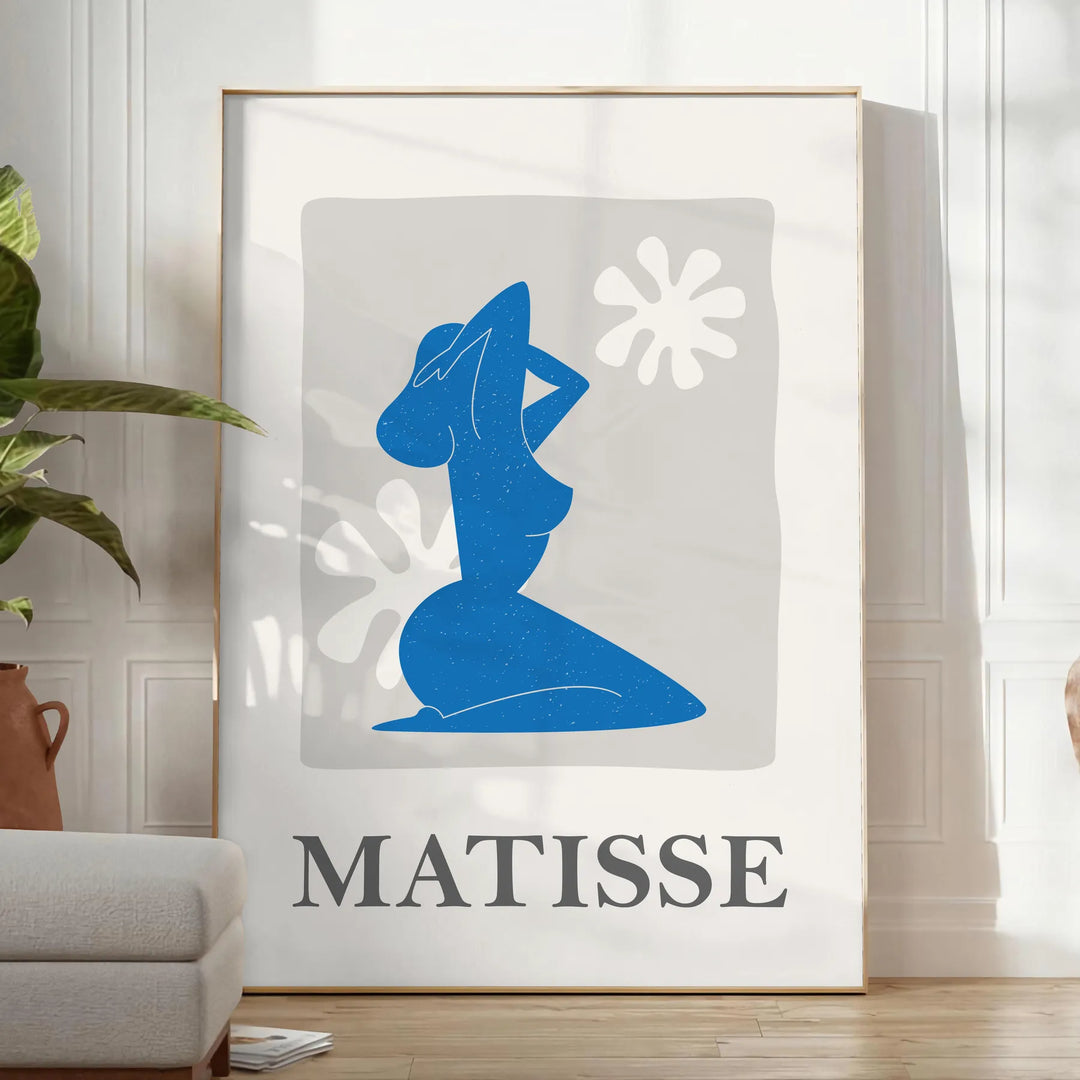 Poster Matisse di ritagli di carta con composizione astratta organica - in una stanza luminosa e minimalista con pianta e poltrona
