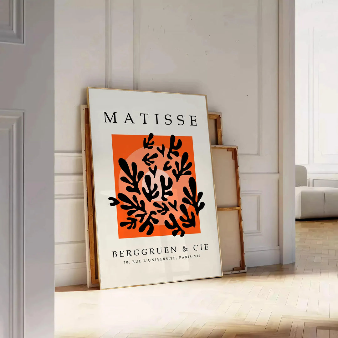 Póster en blanco y negro de composición abstracta recortada de Matisse - apoyado en un suelo de espiga contra una pared de molduras