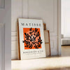 Póster en blanco y negro de composición abstracta recortada de Matisse - apoyado en un suelo de espiga contra una pared de molduras