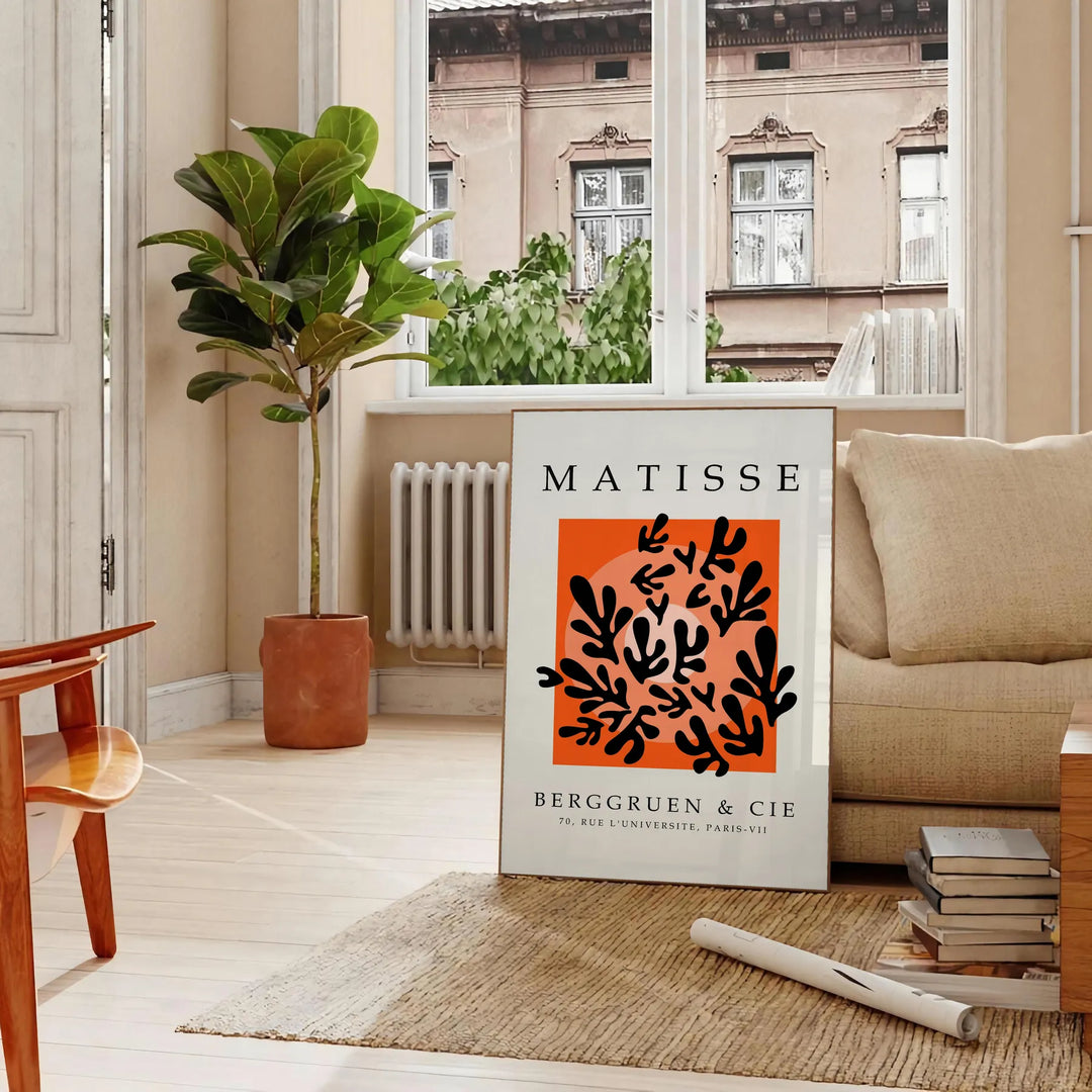 Póster en blanco y negro de composición abstracta recortada de Matisse - en un salón parisino con sofá y un ficus