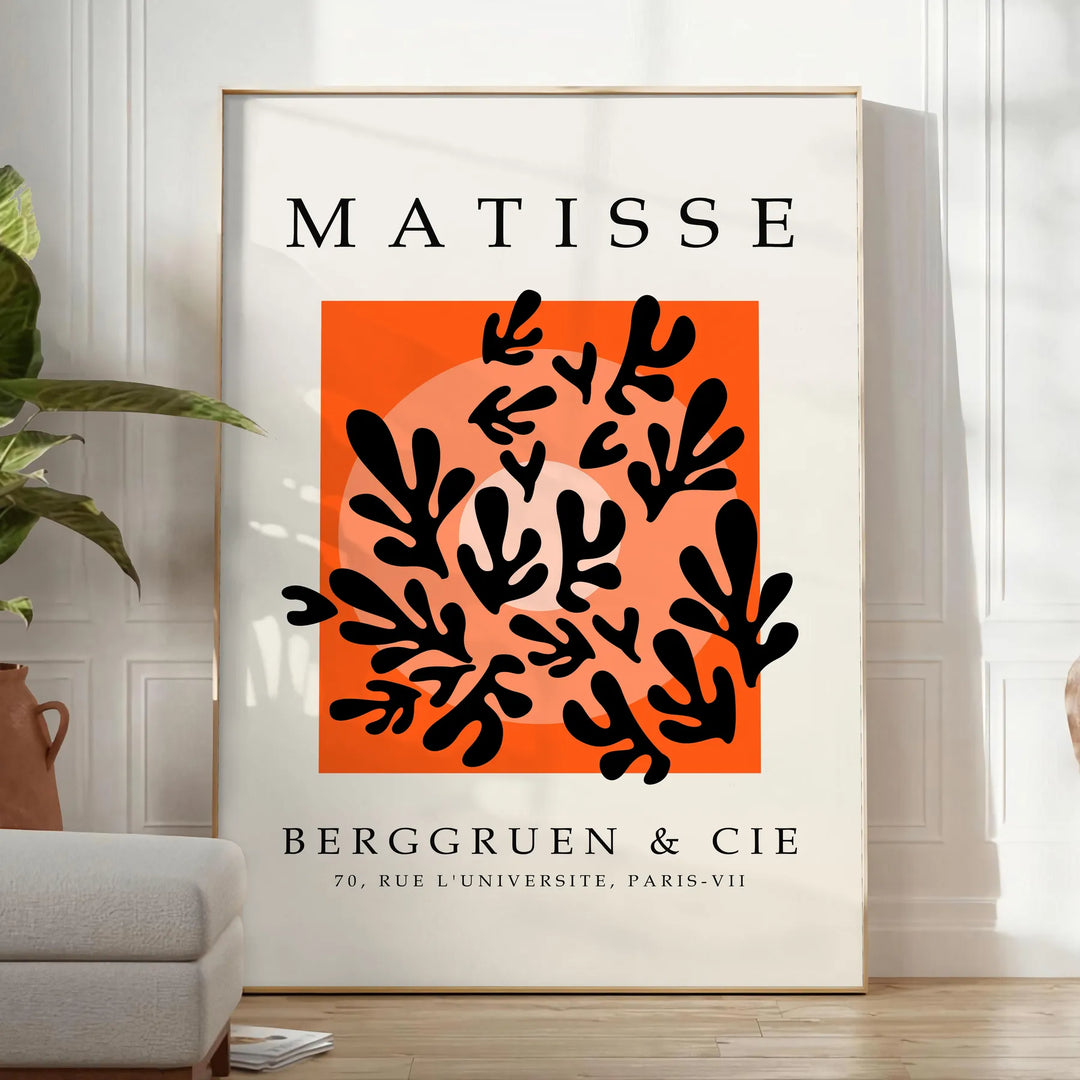 Póster en blanco y negro de composición abstracta recortada de Matisse - en una habitación luminosa y minimalista con planta y sillón