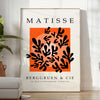 Póster en blanco y negro de composición abstracta recortada de Matisse - en una habitación luminosa y minimalista con planta y sillón