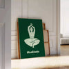 Una escena de yoga serena con una figura meditativa en tonos verdes y grises - apoyado en un suelo de espiga contra una pared de molduras