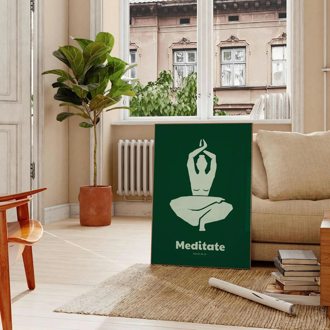 Una escena de yoga serena con una figura meditativa en tonos verdes y grises - en un salón parisino con sofá y un ficus