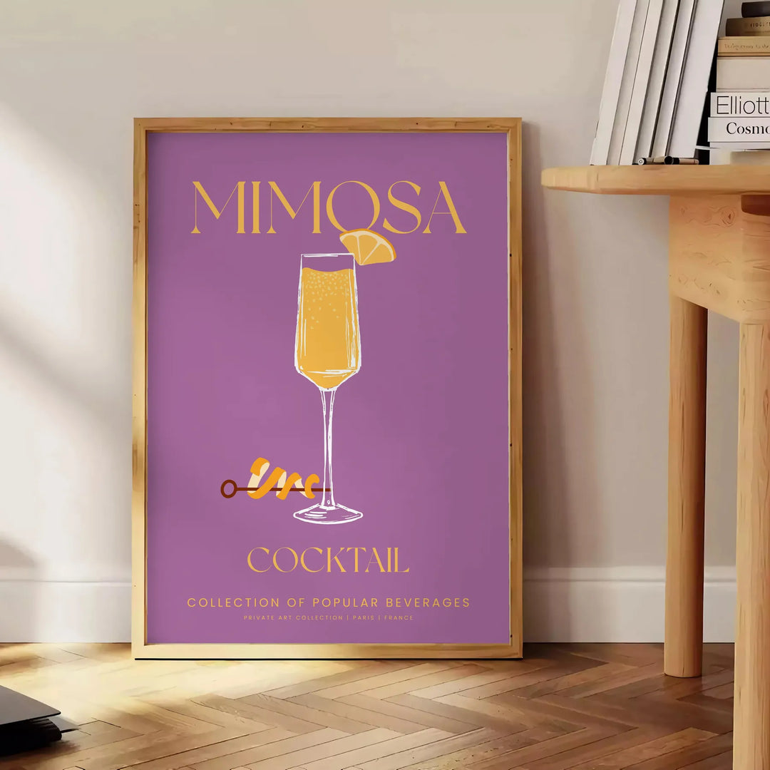 Kolorowa ilustracja koktajlu Mimosa z pomarańczowymi i żółtymi odcieniami - obok okrągłego drewnianego stolika z książkami