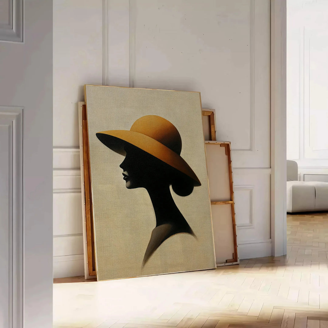 Silhouette di una donna in verde e nero, design minimalista - appoggiato su un pavimento a spina di pesce contro una parete a pannelli