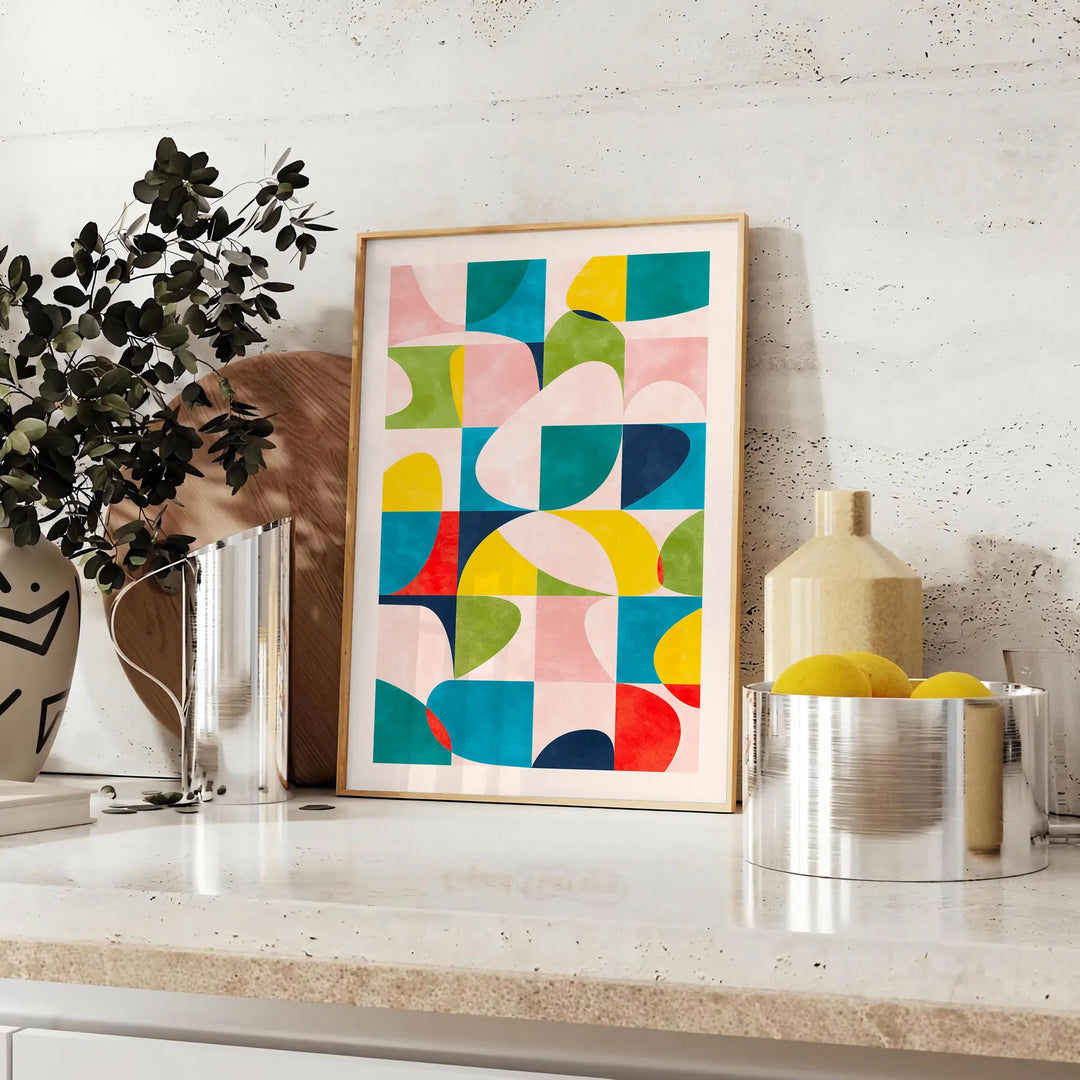 composição abstrata com formas azuis e laranjas em um estilo moderno - sobre uma bancada com eucalipto e uma taça de limões