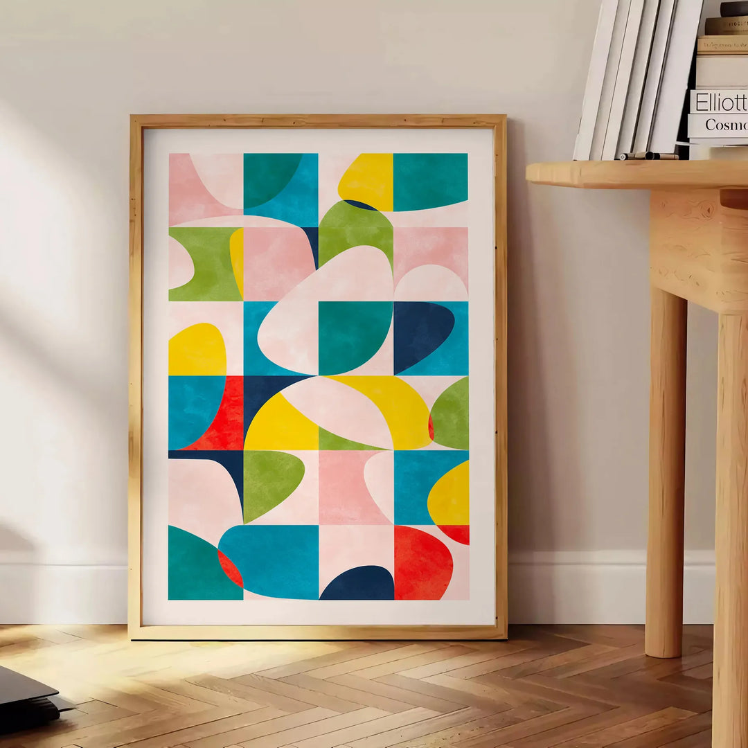 composição abstrata com formas azuis e laranjas em um estilo moderno - ao lado de uma mesa de apoio redonda em madeira com livros