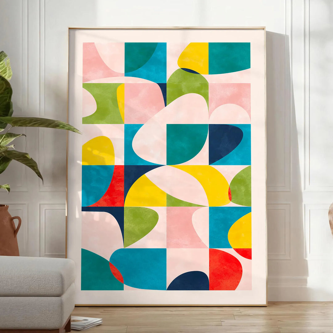 composição abstrata com formas azuis e laranjas em um estilo moderno - num quarto luminoso e minimalista com planta e poltrona