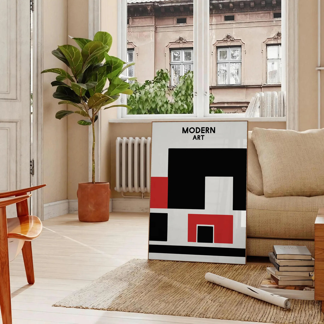 Composição abstrata com formas dinâmicas em preto e vermelho - numa sala parisiense com sofá e um ficus