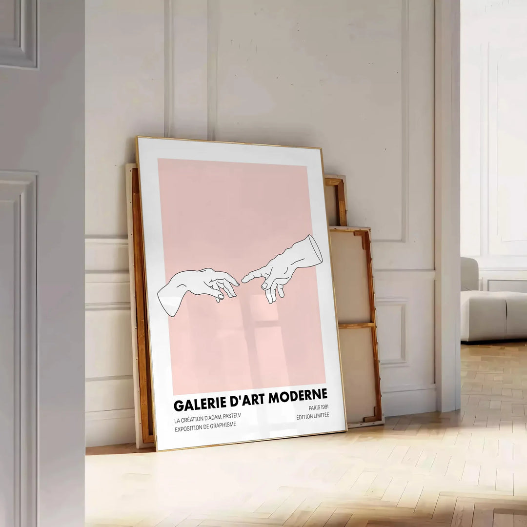 Abstrakt modern konst med svarta och orangea former - lutad mot en panelvägg på fiskbensgolv
