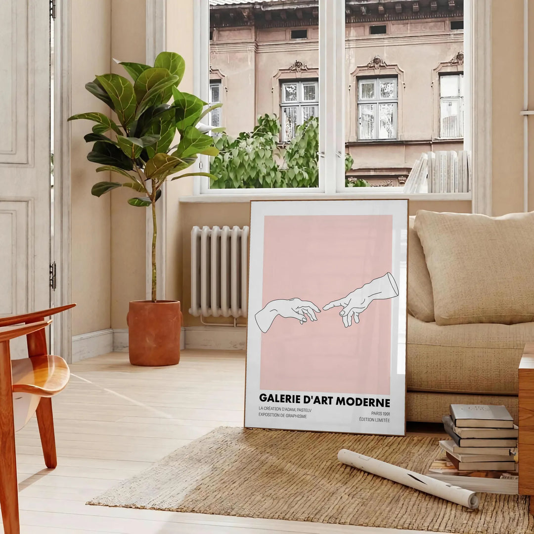 Abstrakt modern konst med svarta och orangea former - i ett parisiskt vardagsrum med soffa och en fikus