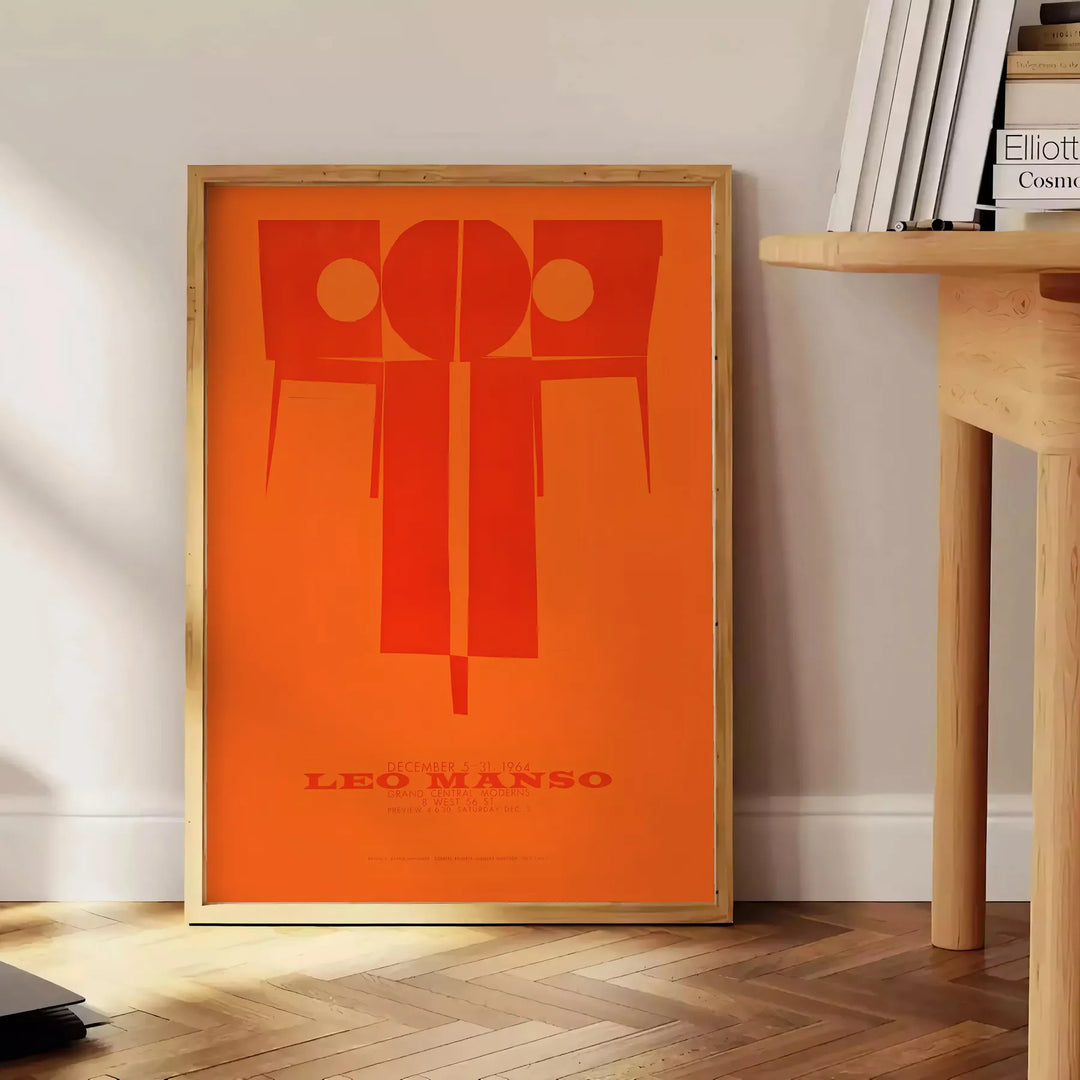 Composição abstrata com cores laranja e vermelha em um estilo moderno - ao lado de uma mesa de apoio redonda em madeira com livros