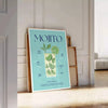 Un'illustrazione colorata di un cocktail mojito con menta e lime. - appoggiato su un pavimento a spina di pesce contro una parete a pannelli