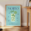 Un'illustrazione colorata di un cocktail mojito con menta e lime. - accanto a un tavolino rotondo in legno con libri