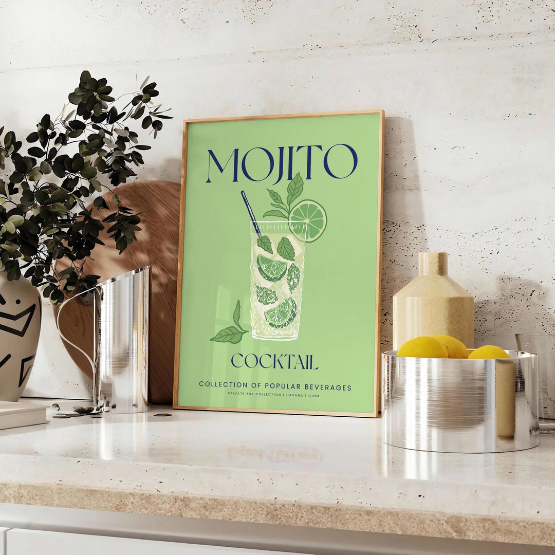 Un'illustrazione colorata di un cocktail Mojito con foglie di menta e fette di lime - su un piano con eucalipto e una ciotola di limoni
