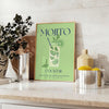 Un'illustrazione colorata di un cocktail Mojito con foglie di menta e fette di lime - su un piano con eucalipto e una ciotola di limoni