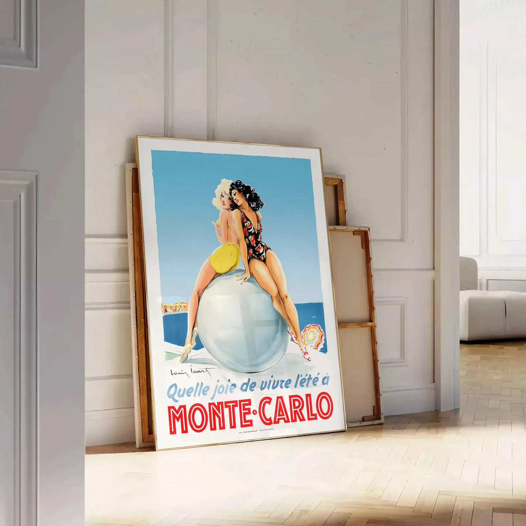 Vintage Reiseposter von Monte Carlo mit gelben und blauen Farbtönen - an eine weiße Paneelwand gelehnt auf Fischgrätparkett