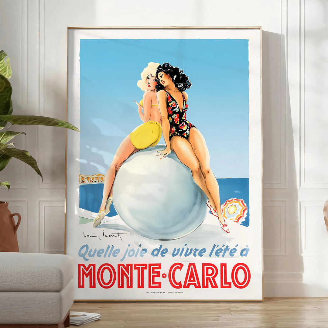 Vintage Reiseposter von Monte Carlo mit gelben und blauen Farbtönen - in einem hellen minimalistischen Raum mit Pflanze und Sessel