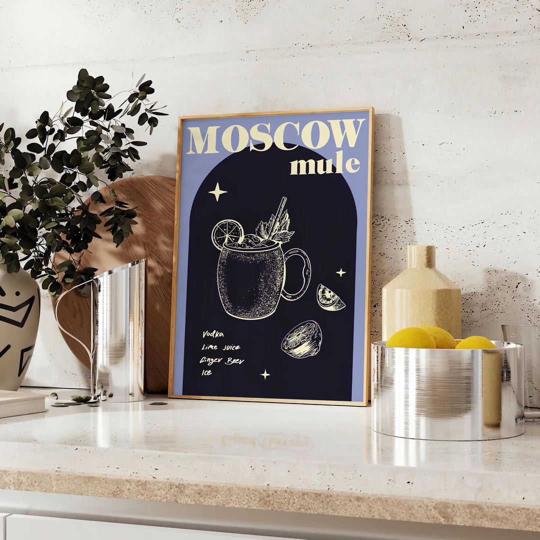 Illustrazione di un cocktail Moscow Mule su uno sfondo nero elegante con accenti verdi - su un piano con eucalipto e una ciotola di limoni