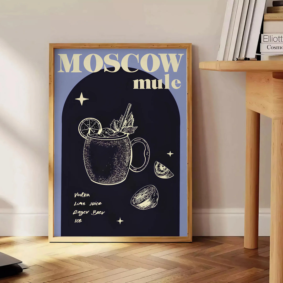 Illustrazione di un cocktail Moscow Mule su uno sfondo nero elegante con accenti verdi - accanto a un tavolino rotondo in legno con libri