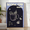 Illustrazione di un cocktail Moscow Mule su uno sfondo nero elegante con accenti verdi - in una stanza luminosa e minimalista con pianta e poltrona