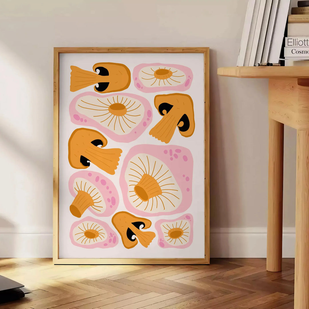 Un'illustrazione fantasiosa di funghi in tonalità verdi e nere - accanto a un tavolino rotondo in legno con libri