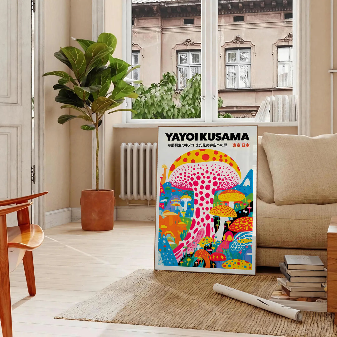 Buntes Pilzmuster von Yayoi Kusama in Blau- und Orangetönen - in einem Pariser Wohnzimmer mit Sofa und einer Geigenfeige