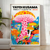 Buntes Pilzmuster von Yayoi Kusama in Blau- und Orangetönen - in einem hellen minimalistischen Raum mit Pflanze und Sessel