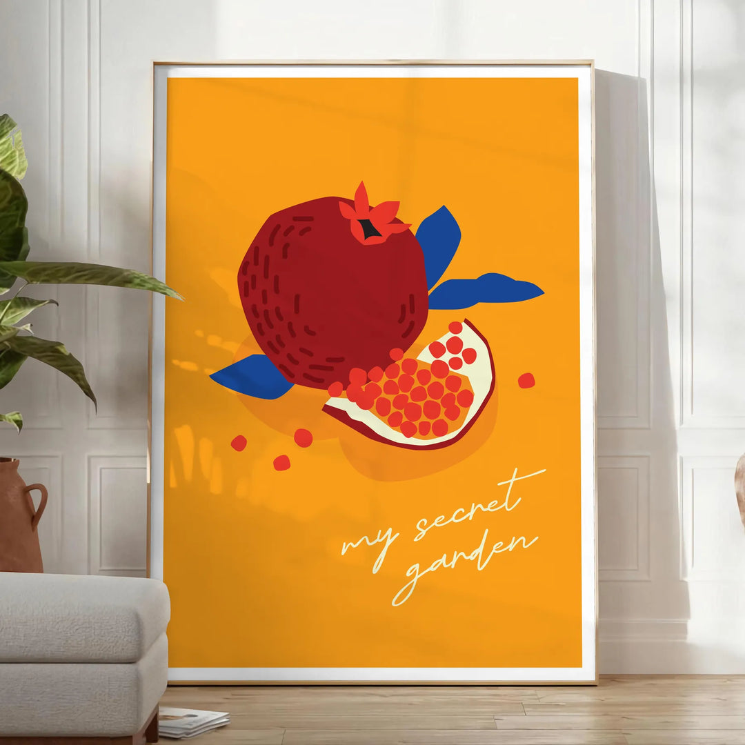 Eine farbenfrohe Obstanordnung in einem Garten mit orange und blauen Tönen - in einem hellen minimalistischen Raum mit Pflanze und Sessel