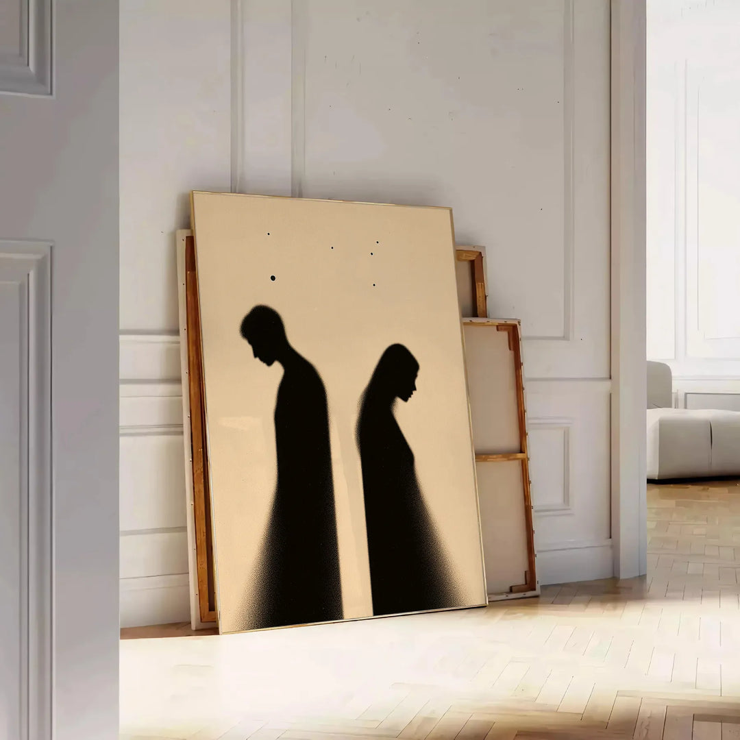 Minimalistische menschliche Figur in Schwarz- und Orangetönen - an eine weiße Paneelwand gelehnt auf Fischgrätparkett