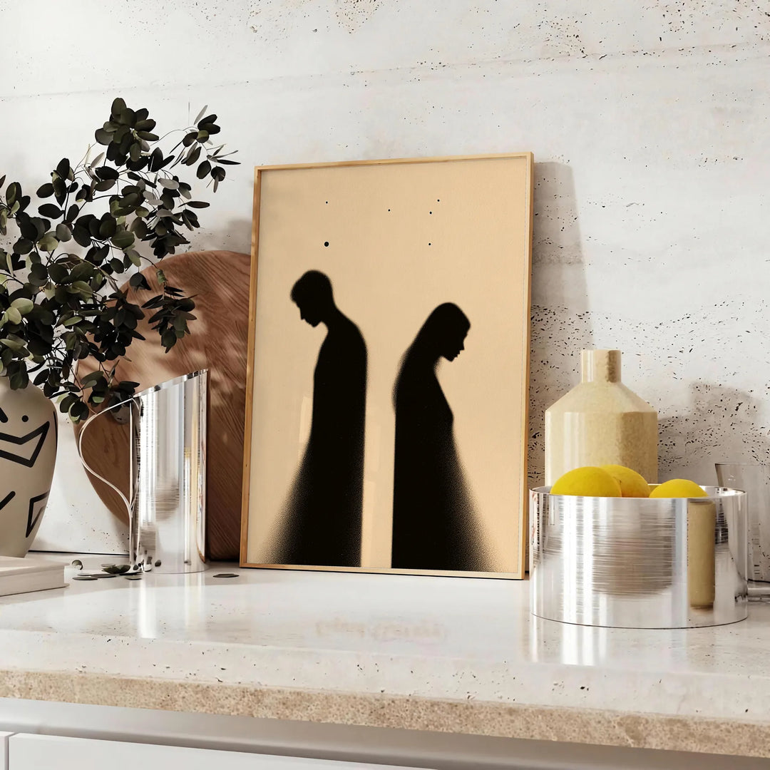 Minimalistische menschliche Figur in Schwarz- und Orangetönen - auf einer Arbeitsplatte mit Eukalyptus und einer Schale Zitronen