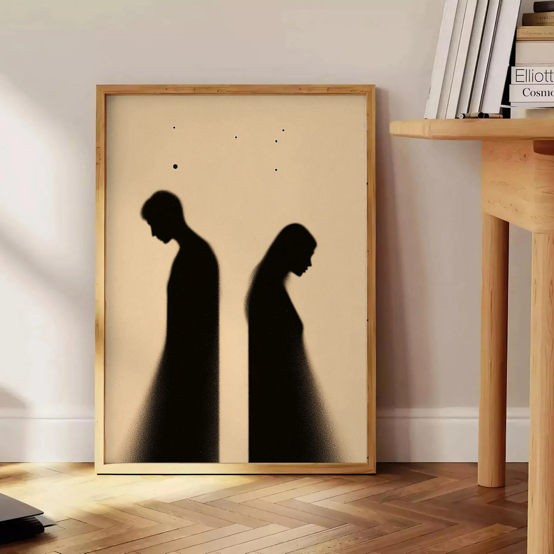 Minimalistische menschliche Figur in Schwarz- und Orangetönen - neben einem runden Beistelltisch aus Holz mit Büchern