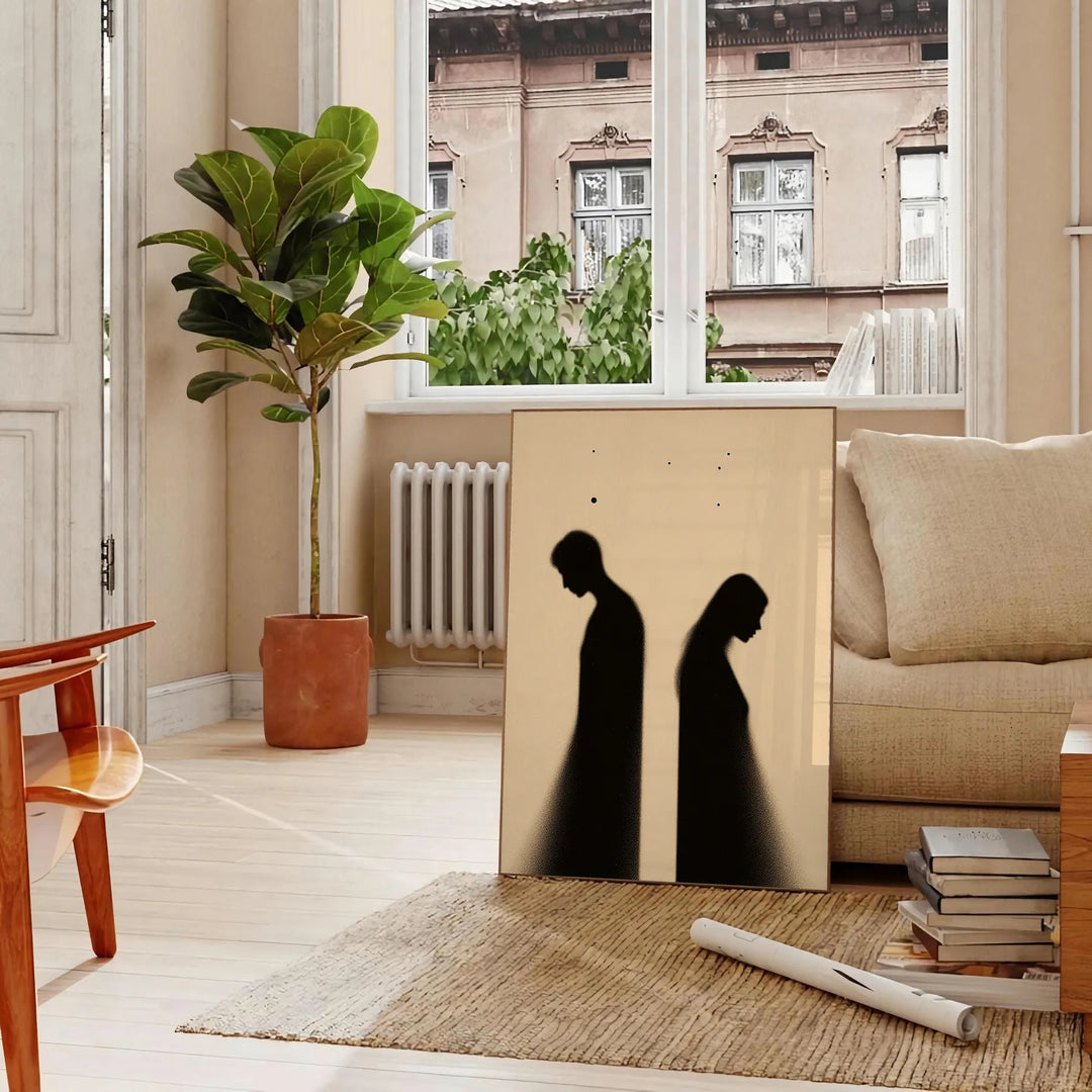 Minimalistische menschliche Figur in Schwarz- und Orangetönen - in einem Pariser Wohnzimmer mit Sofa und einer Geigenfeige