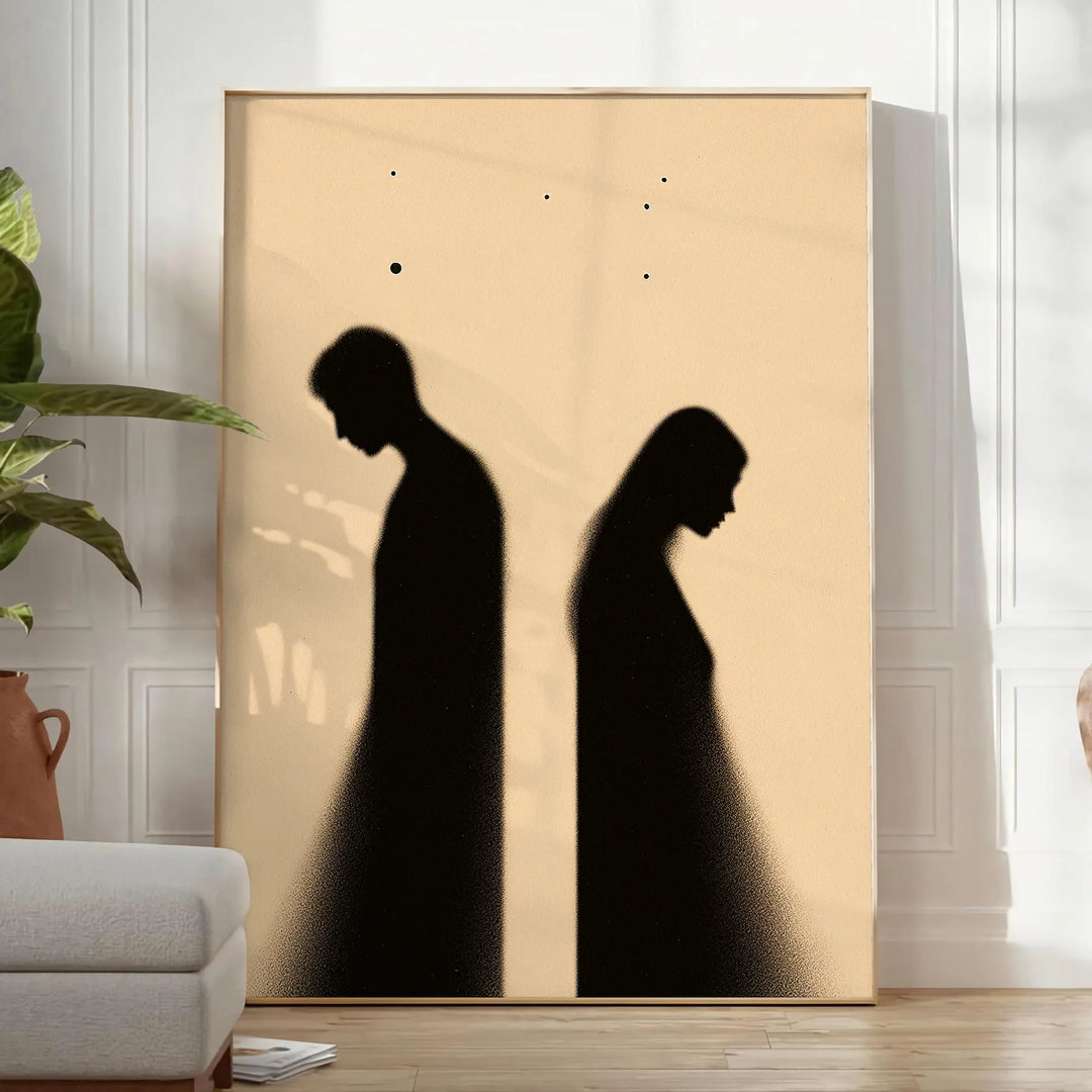 Minimalistische menschliche Figur in Schwarz- und Orangetönen - in einem hellen minimalistischen Raum mit Pflanze und Sessel