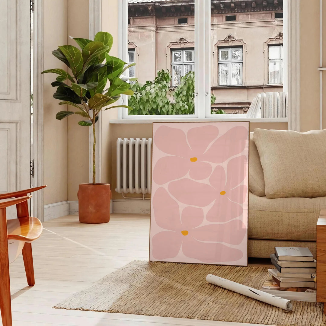 Escena abstracta de la naturaleza con tonos cálidos de naranja y amarillo - en un salón parisino con sofá y un ficus