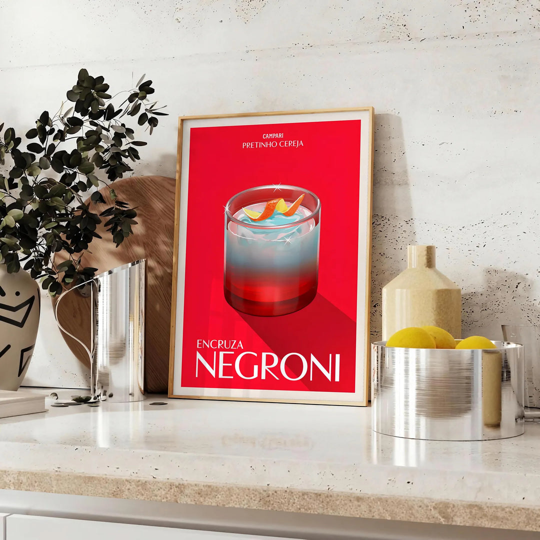 Illustrazione di un cocktail Negroni in caldi toni di arancione e marrone - su un piano con eucalipto e una ciotola di limoni