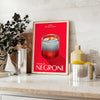 Illustrazione di un cocktail Negroni in caldi toni di arancione e marrone - su un piano con eucalipto e una ciotola di limoni