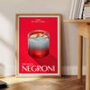 Illustrazione di un cocktail Negroni in caldi toni di arancione e marrone - accanto a un tavolino rotondo in legno con libri
