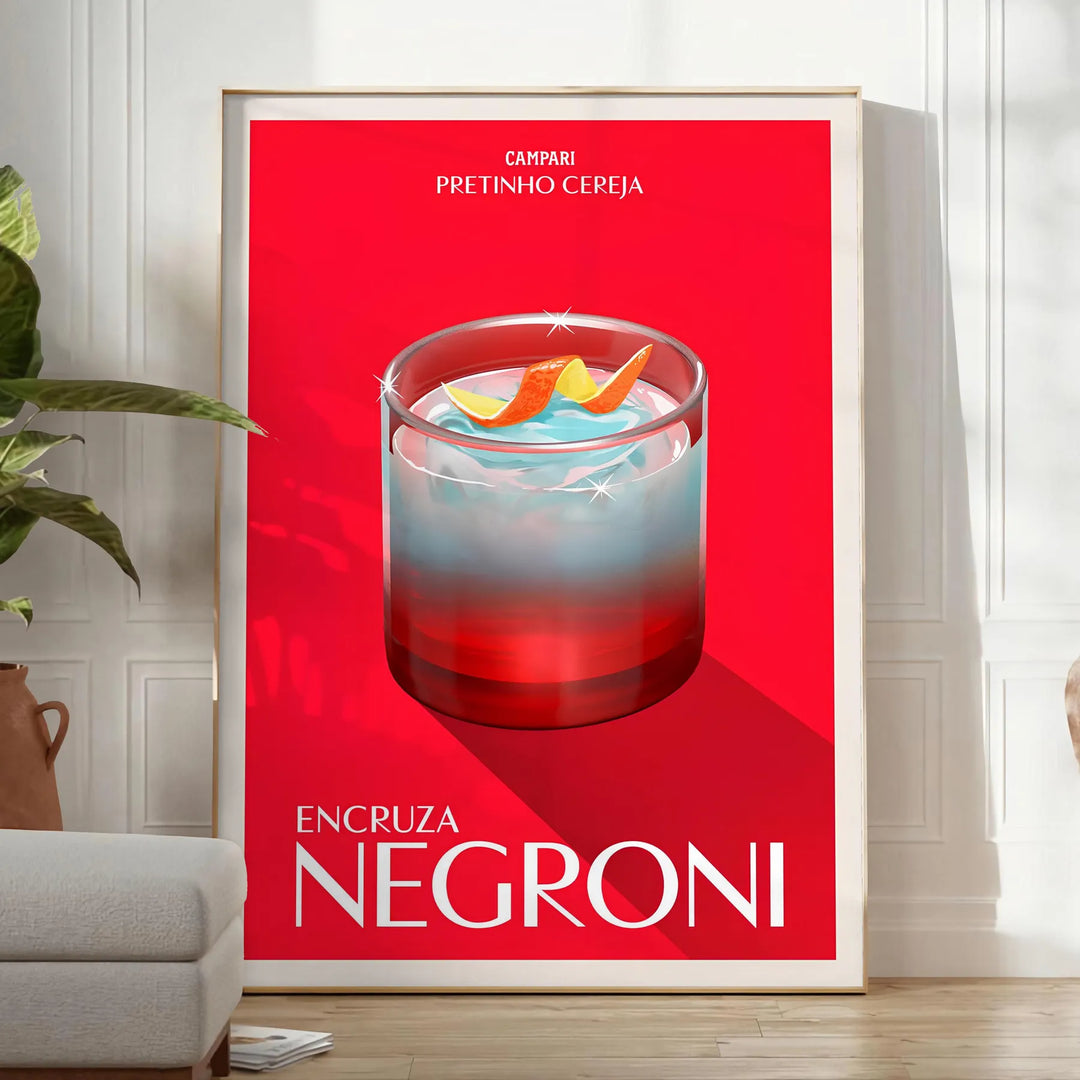 Illustrazione di un cocktail Negroni in caldi toni di arancione e marrone - in una stanza luminosa e minimalista con pianta e poltrona