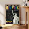 Reiseplakat im Art-Déco-Stil mit New York in Schwarz- und Grüntönen - neben einem runden Beistelltisch aus Holz mit Büchern