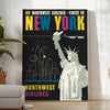 Reiseplakat im Art-Déco-Stil mit New York in Schwarz- und Grüntönen - in einem hellen minimalistischen Raum mit Pflanze und Sessel