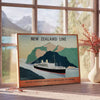 Un cartel de viaje de estilo vintage que muestra los paisajes exuberantes de Nueva Zelanda en verdes y naranjas cálidos - junto a una mesa auxiliar redonda de madera con libros