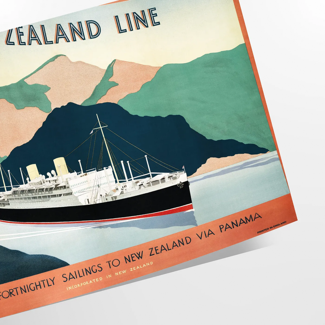 Un cartel de viaje de estilo vintage que muestra los paisajes exuberantes de Nueva Zelanda en verdes y naranjas cálidos - como impresión enrollada, sin marco