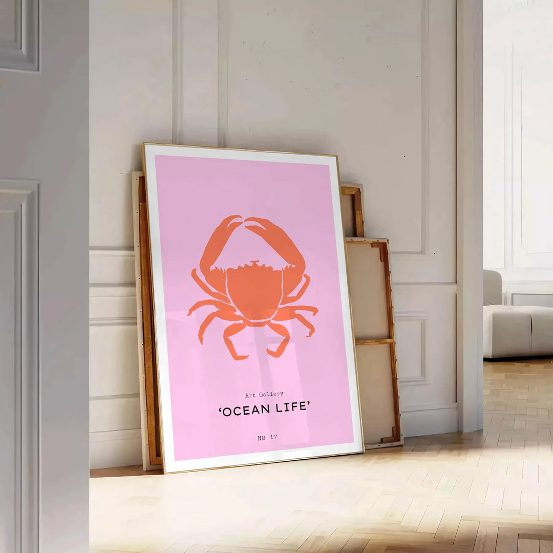 Un'illustrazione grigia e nera di vari animali marini che nuotano insieme - appoggiato su un pavimento a spina di pesce contro una parete a pannelli