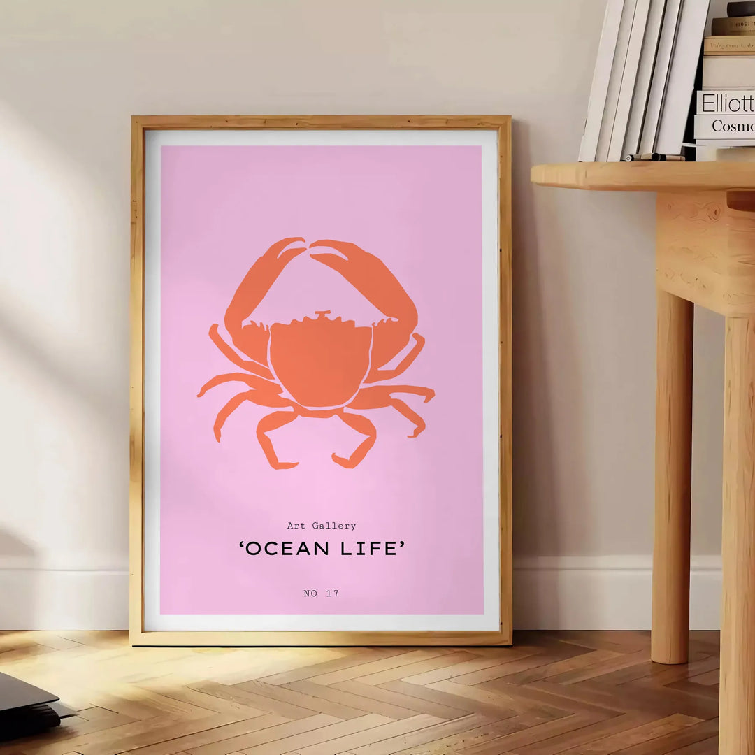 Un'illustrazione grigia e nera di vari animali marini che nuotano insieme - accanto a un tavolino rotondo in legno con libri