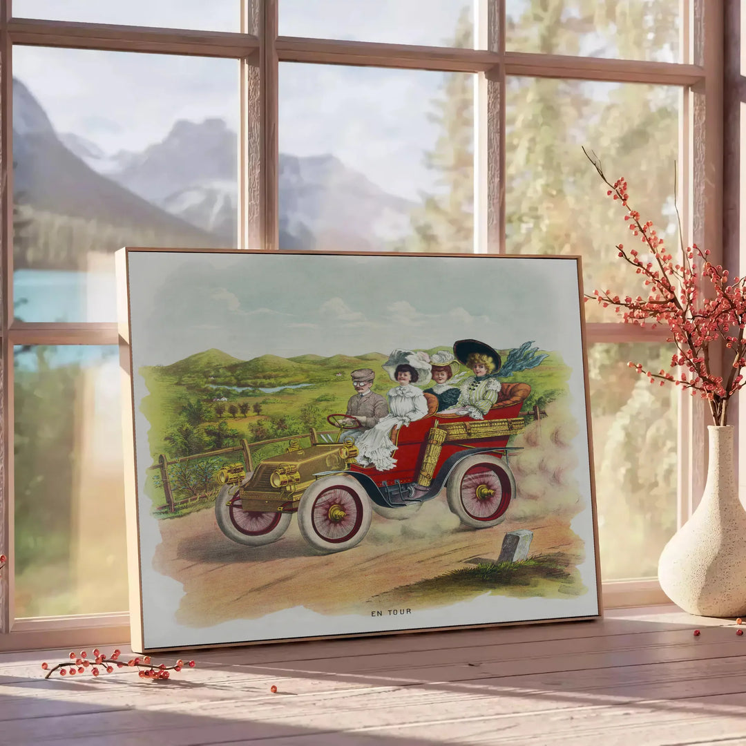 Affiche de voyage vintage avec une vieille voiture dans des tons bruns et verts - à côté d'une table d'appoint ronde en bois avec des livres