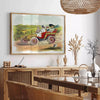 Affiche de voyage vintage avec une vieille voiture dans des tons bruns et verts - dans un salon parisien avec canapé et ficus