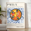 Eine farbenfrohe Darstellung eines Paella-Gerichts mit warmen Orange- und Weißtönen - in einem hellen minimalistischen Raum mit Pflanze und Sessel