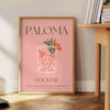 Ilustração de um coquetel Paloma com tons marrons e verdes terrosos - ao lado de uma mesa de apoio redonda em madeira com livros